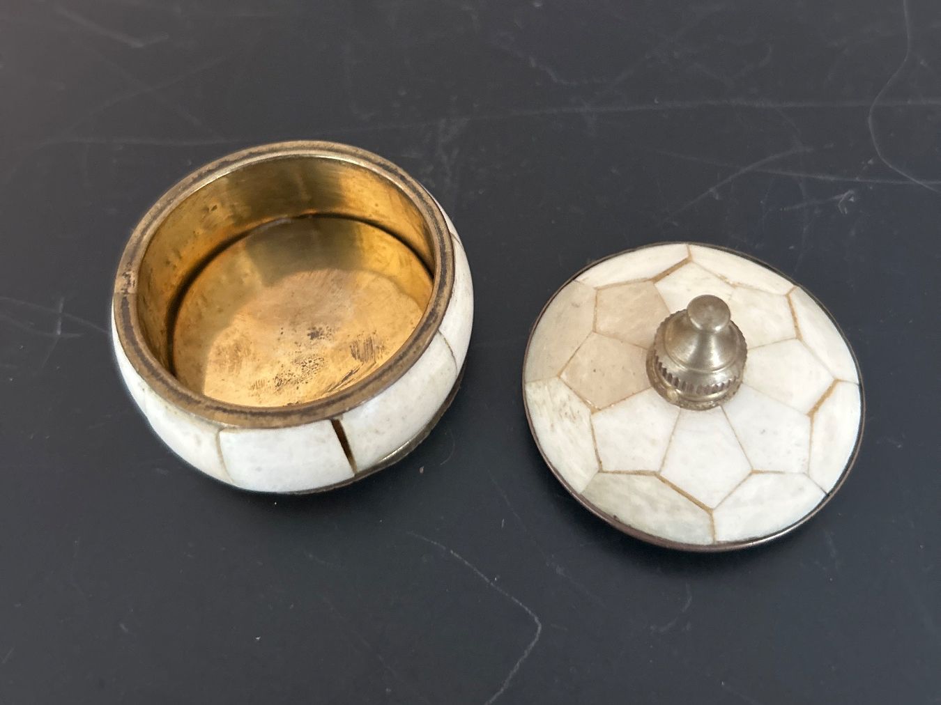 Tutte le decorazioni: Kleine Dose mit Inlays und Messing – Usato da Zumikon venduto da tuna007 1