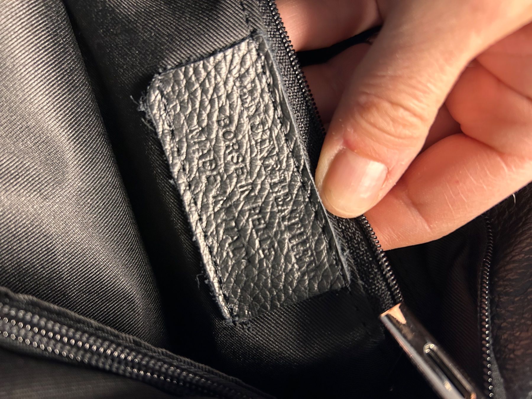 Taschen für Damen: Umhängetasche in schwarzem Leder – Gebraucht aus Trin von kreadiva 1