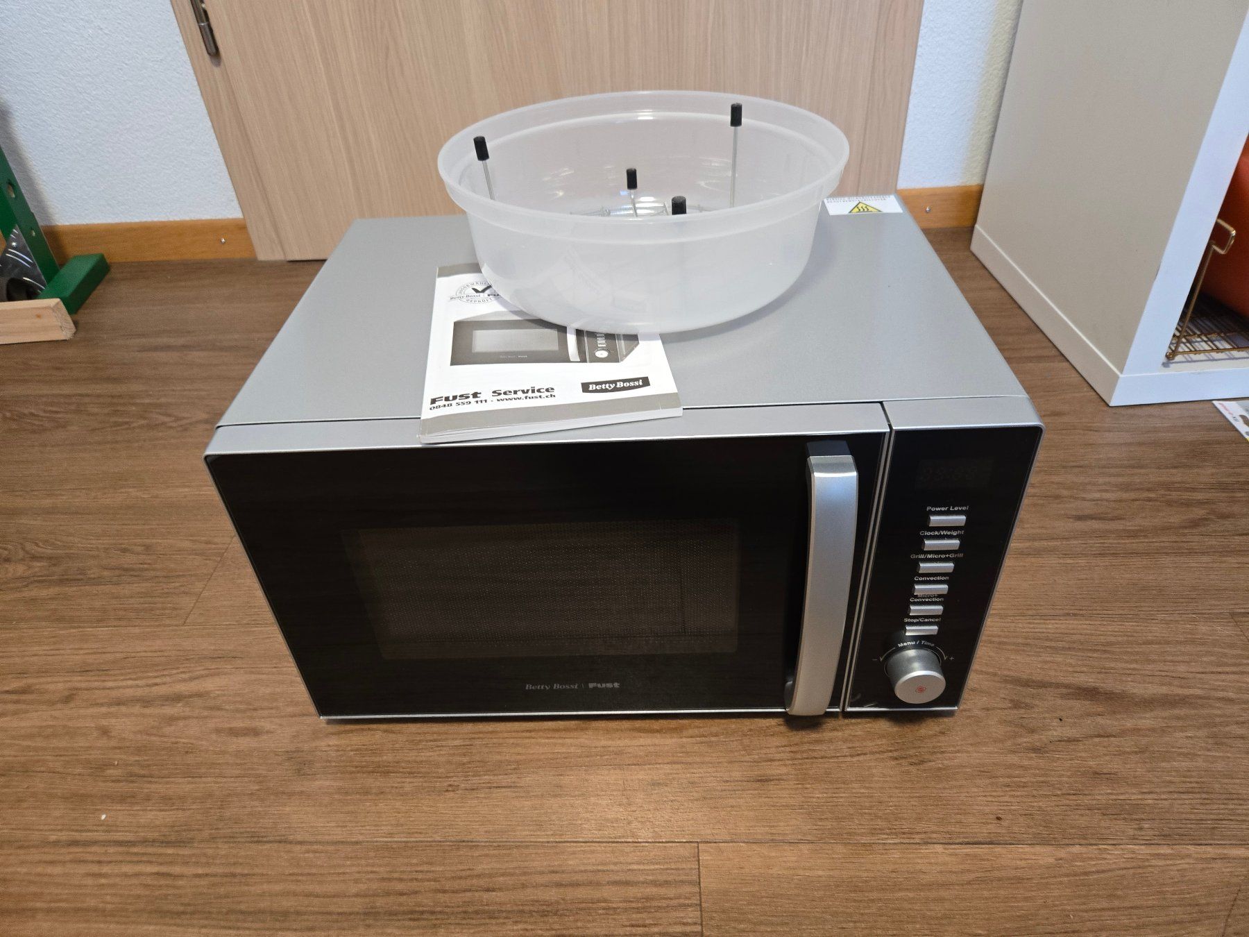 Fust Appareils de cuisine: Fust Mikrowelle neuwertig! – Neuf (Voir description) à Egg (Flawil) par cyrillswiss12