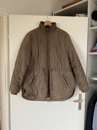 Übergangsjacke mit Kragen und Taillierung