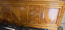 Buffet en bois massif et placage, 5 tiroirs, 2 portes