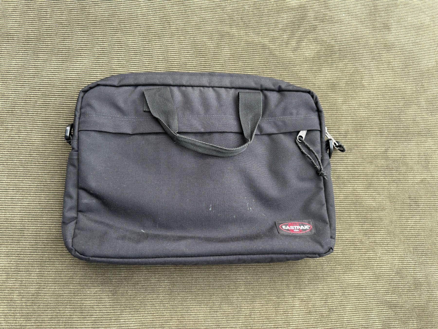 Eastpak Taschen: Laptop-Tasche EASTPAK REBOOT, schwarz – Gebraucht aus Bern von SMNSCHTZ