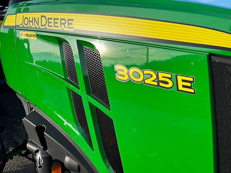 Trattori: Allrad Traktor John Deere 3025 E - Kauf oder Miete – Usato da Baar venduto da renewismer 4