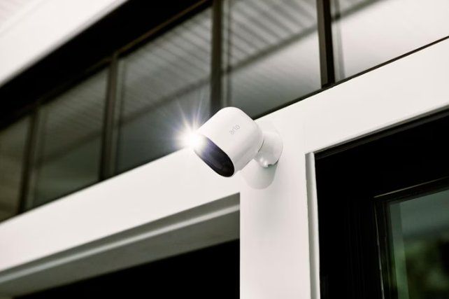 Fotocamera: Arlo Pro 3 Spotlight Kamera, 2er Set weiss – Usato da Zürich venduto da triarc-labs 2