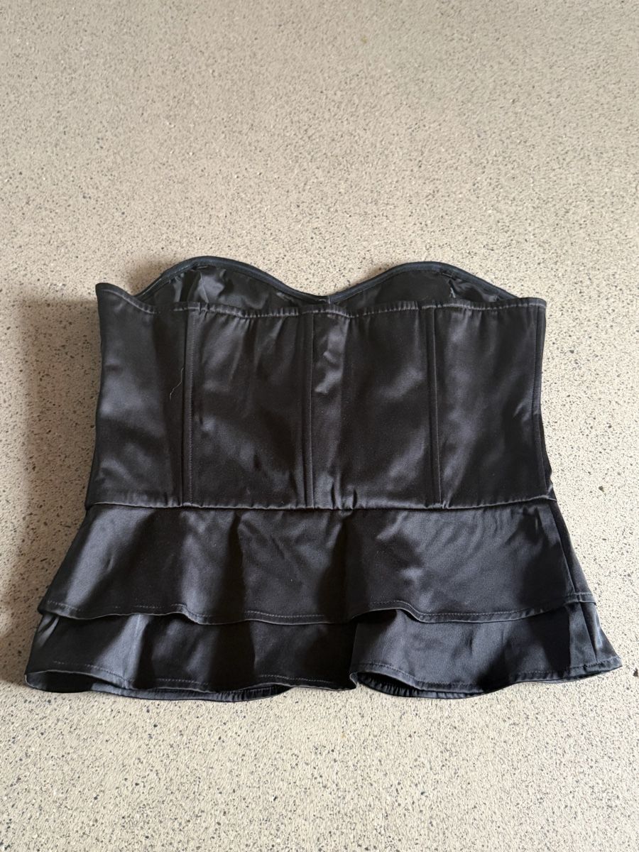 H&M Top: Corset H&M noir à basque avec boutons, taille correcte – Usato da Brugg AG venduto da christelleamanda 1