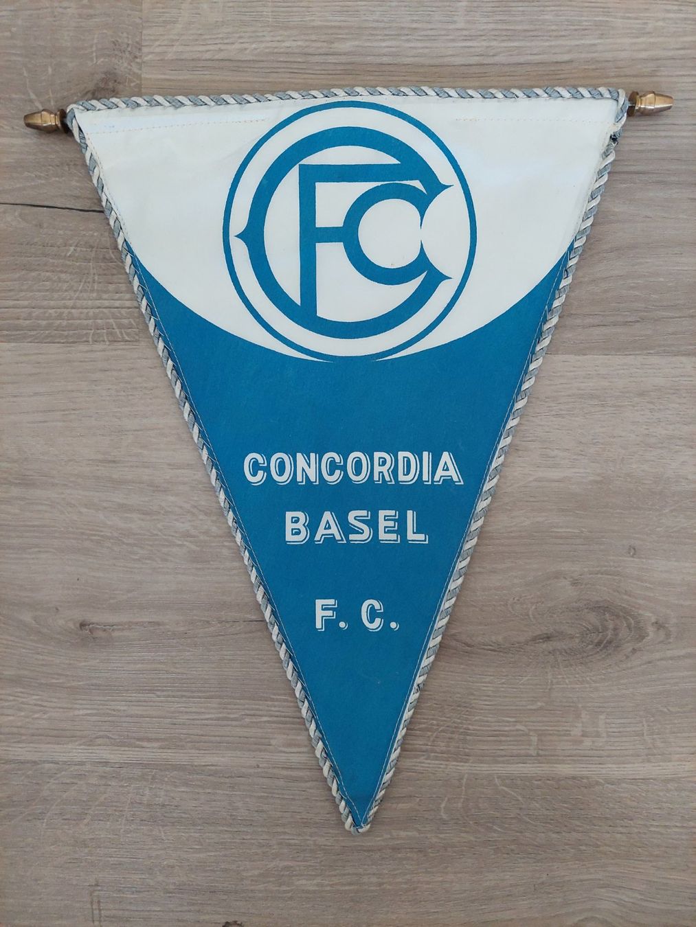 FC Basel Bandiere: Alter Wimpel FC Concordia Basel – Usato da Obfelden venduto da Foto_Bild_Kunst_Buch