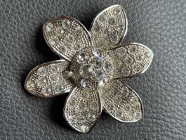 Broche fleur vintage metl argentée avec strass brillants