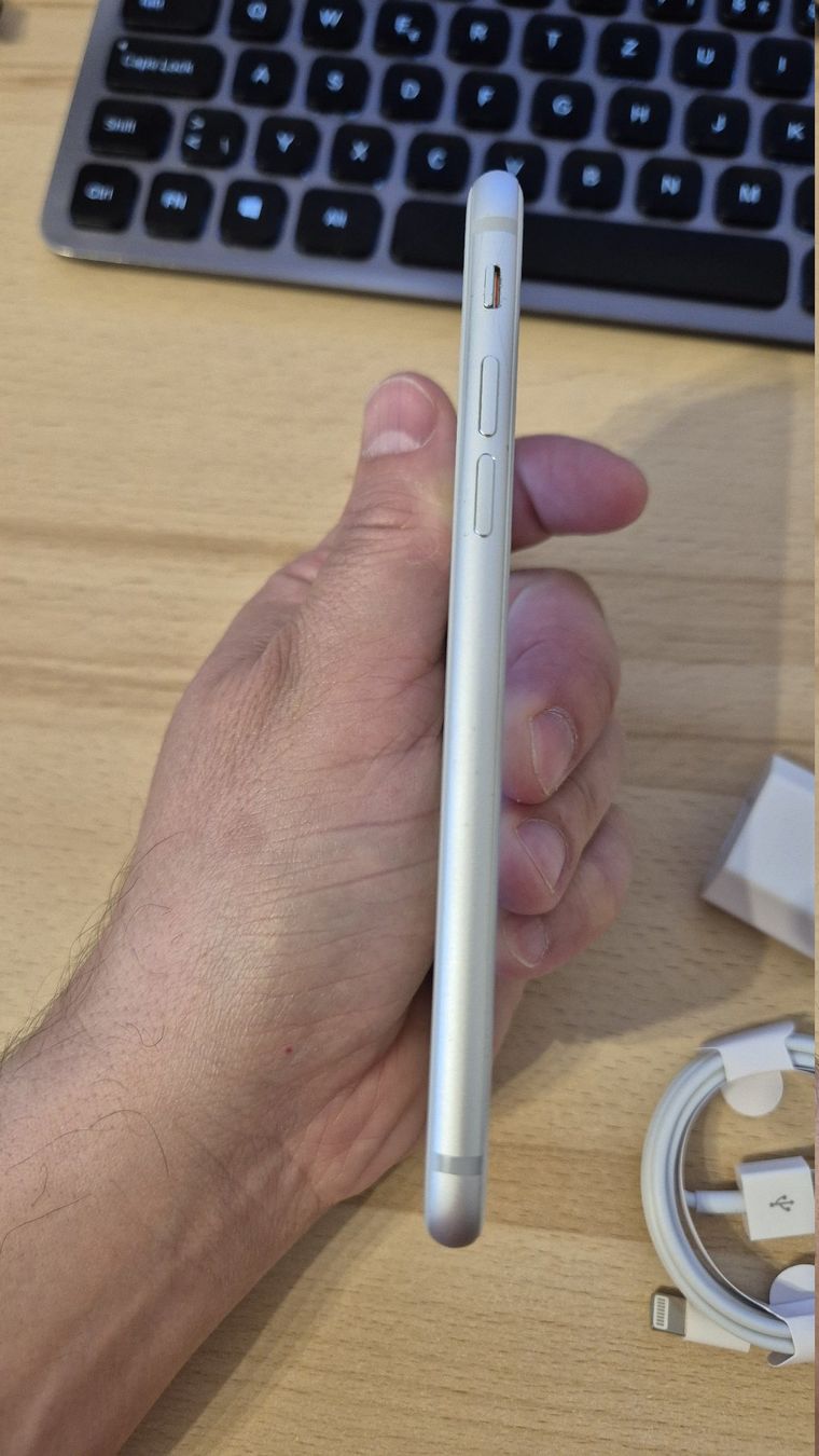 Apple Handys / Smartphones: iPhone 8 256GB Silver 3008 mit neuem Akku – Gebraucht aus Münchenbuchsee von MV_Solutions 8