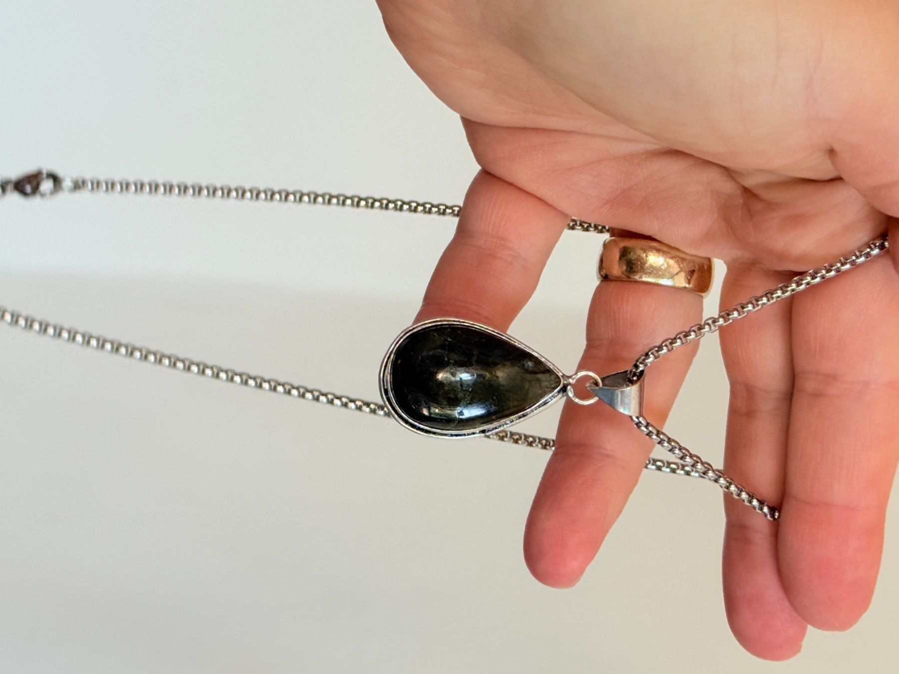 Catenine: Collier vintage avec pendentif pierre Labradorite – Nuovo e nell'imballaggio originale da Genève venduto da AWWA 1