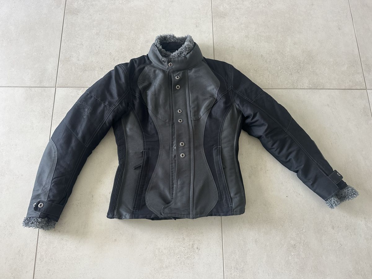 Giacche: Schwarze Damen Motorradjacke Gr. 5 – Usato da Baar venduto da Hillsboro