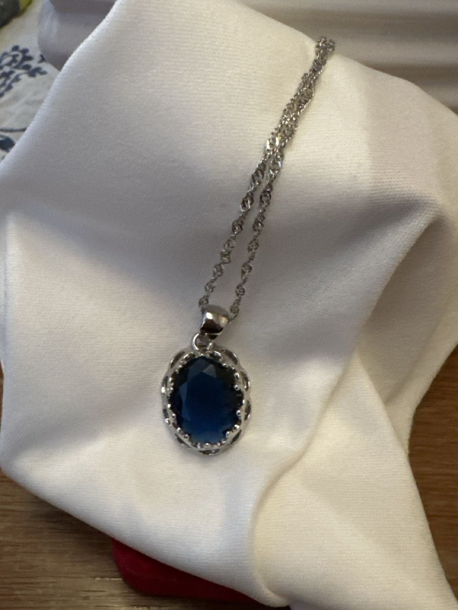 Catenine: Collier avec pendentif bleu et chaîne argentée, neuf – Nuovo (secondo la descrizione) da La Chaux-de-Fonds venduto da Meliha2008