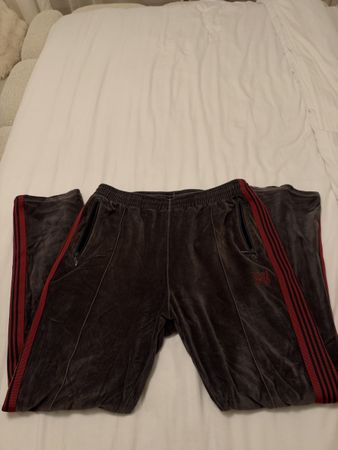 Needles Velour Trainingshose grau/rot Grösse L