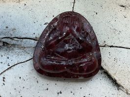 Rhodolith geschnitzt Gautama Buddha