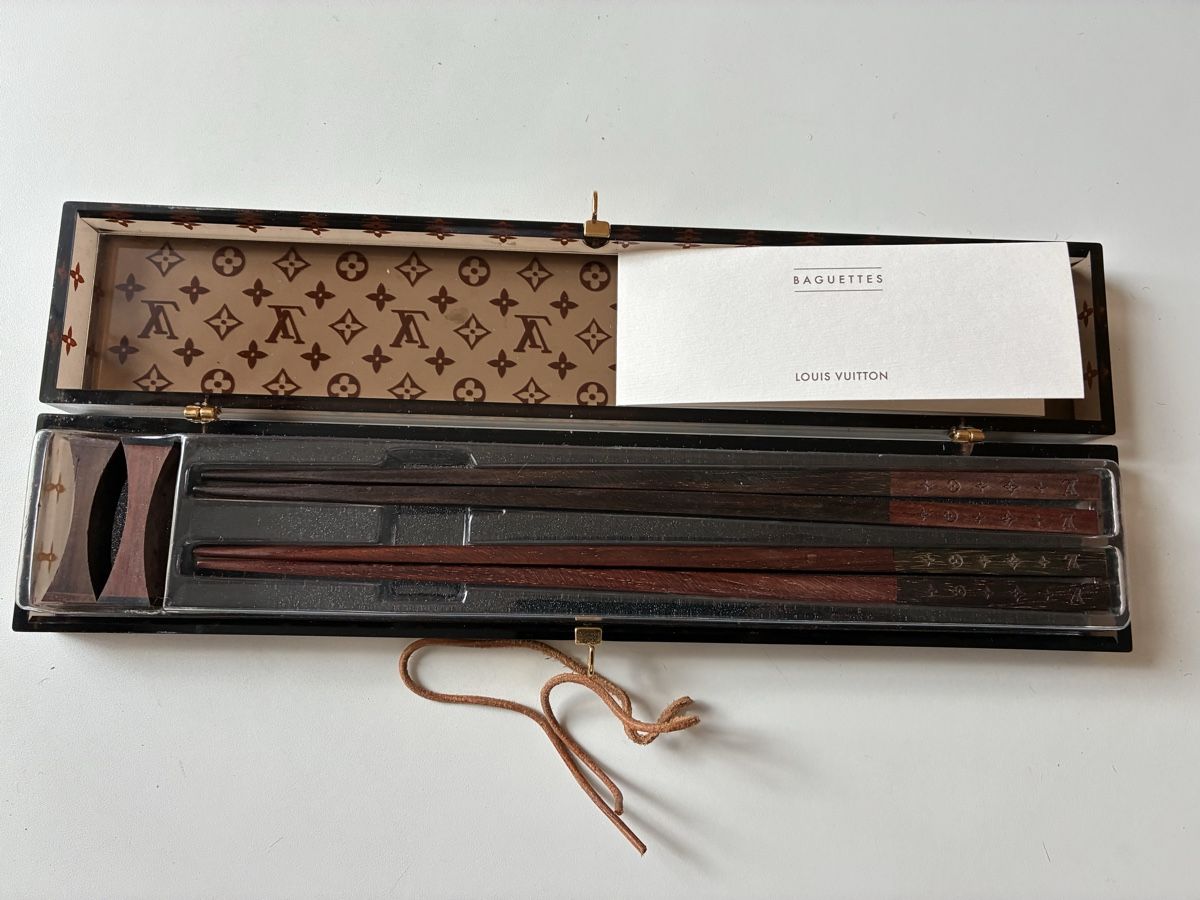 Louis Vuitton Bestecksets: Louis Vuitton Baguettes Essstäbchen Set – Neu (gemäss Beschreibung) aus St.Moritz von fseidensticker
