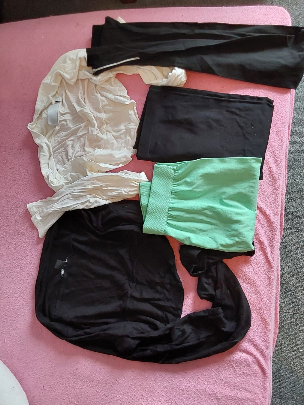 Lotti di vestiti: Grosses tolles Kleiderpaket Gr.S – Usato da Döttingen venduto da Verkauf 4