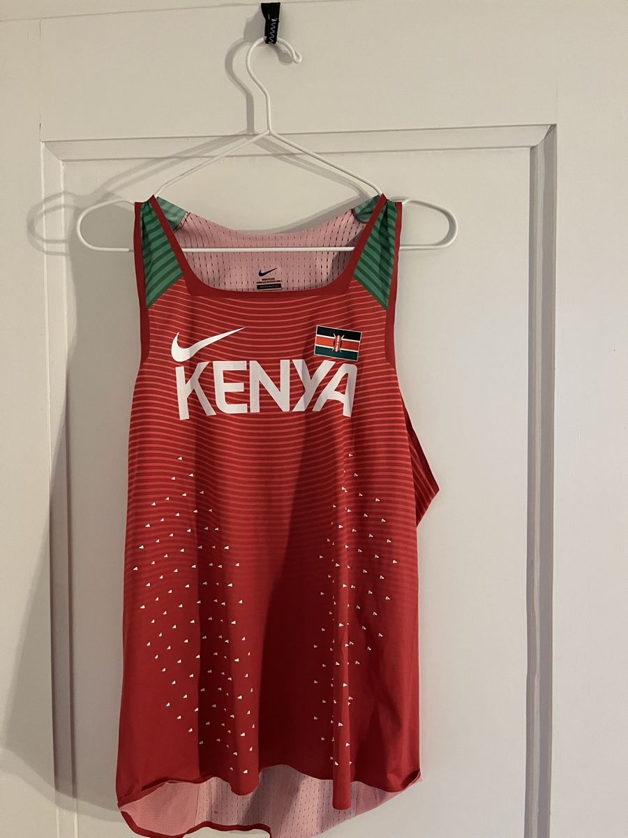 Nike Canottiere & Pantaloni: Nike Kenia Singlet Gr. M – Usato da Bern venduto da Moorigo