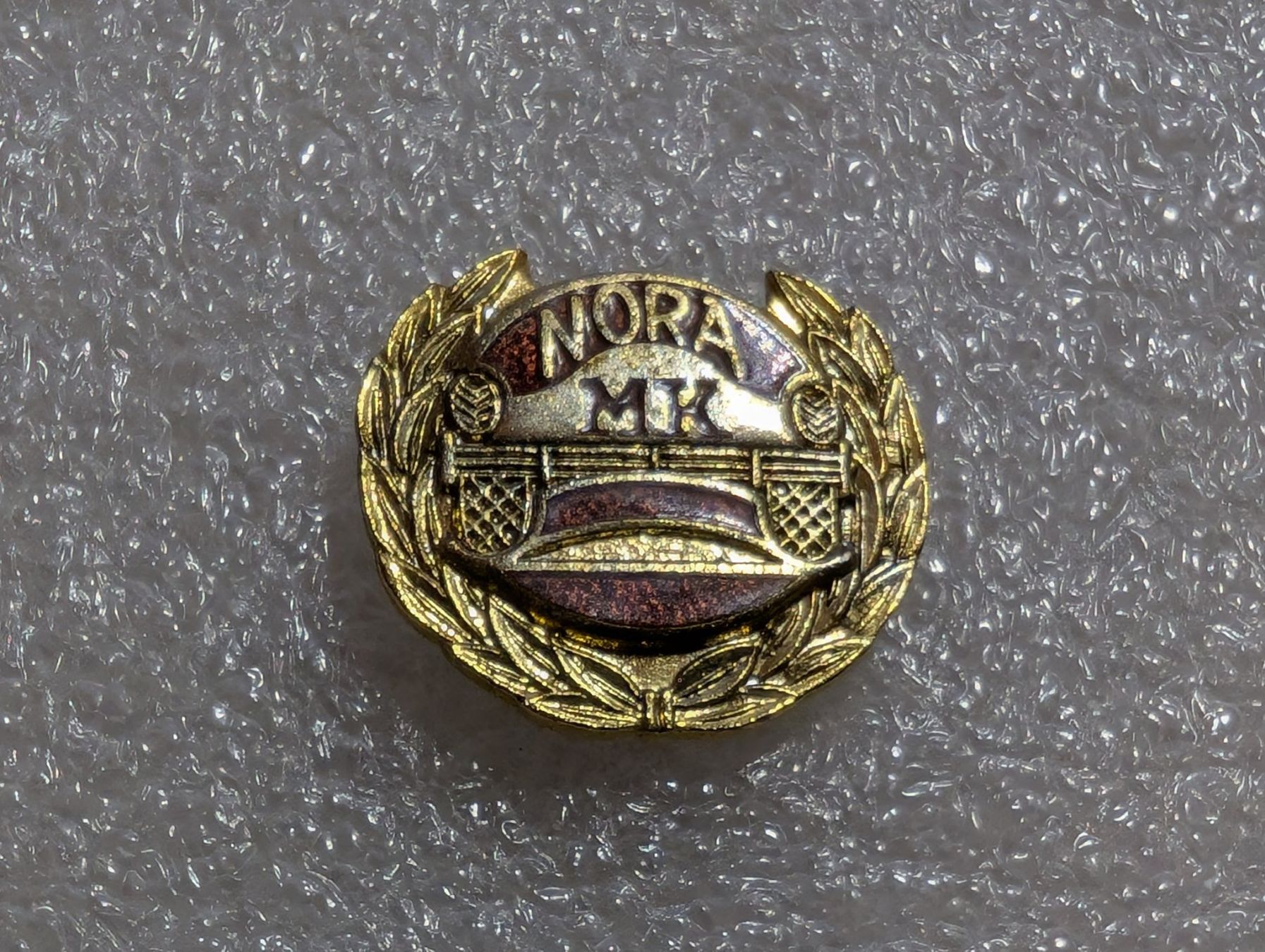 Placchette & Badge: Ansteckpin 213: Mora MK – Usato da Oppligen venduto da Pin-Fall-Shop
