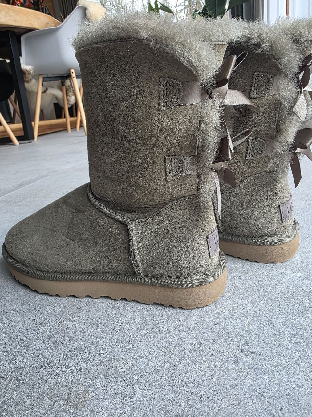 Ugg Scarpe da donna: UGG Bailey Boots mit Schleifen Gr. 38 - NEU – Nuovo (secondo la descrizione) da Starrkirch-Wil venduto da NHA01 1