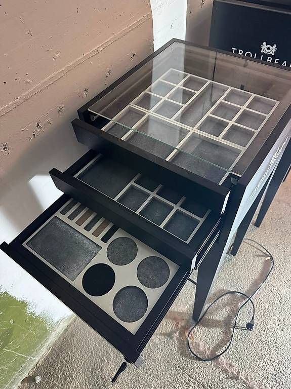 Vitrinen: Verkaufsvitrinen Schmuck Vitrine Display Schautisch – Gebraucht aus Oetwil an der Limmat von  1