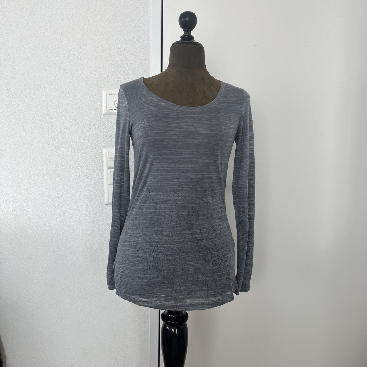 Guess Top: Guess Langarm T-Shirt – Usato da Zug venduto da saskia-chiara