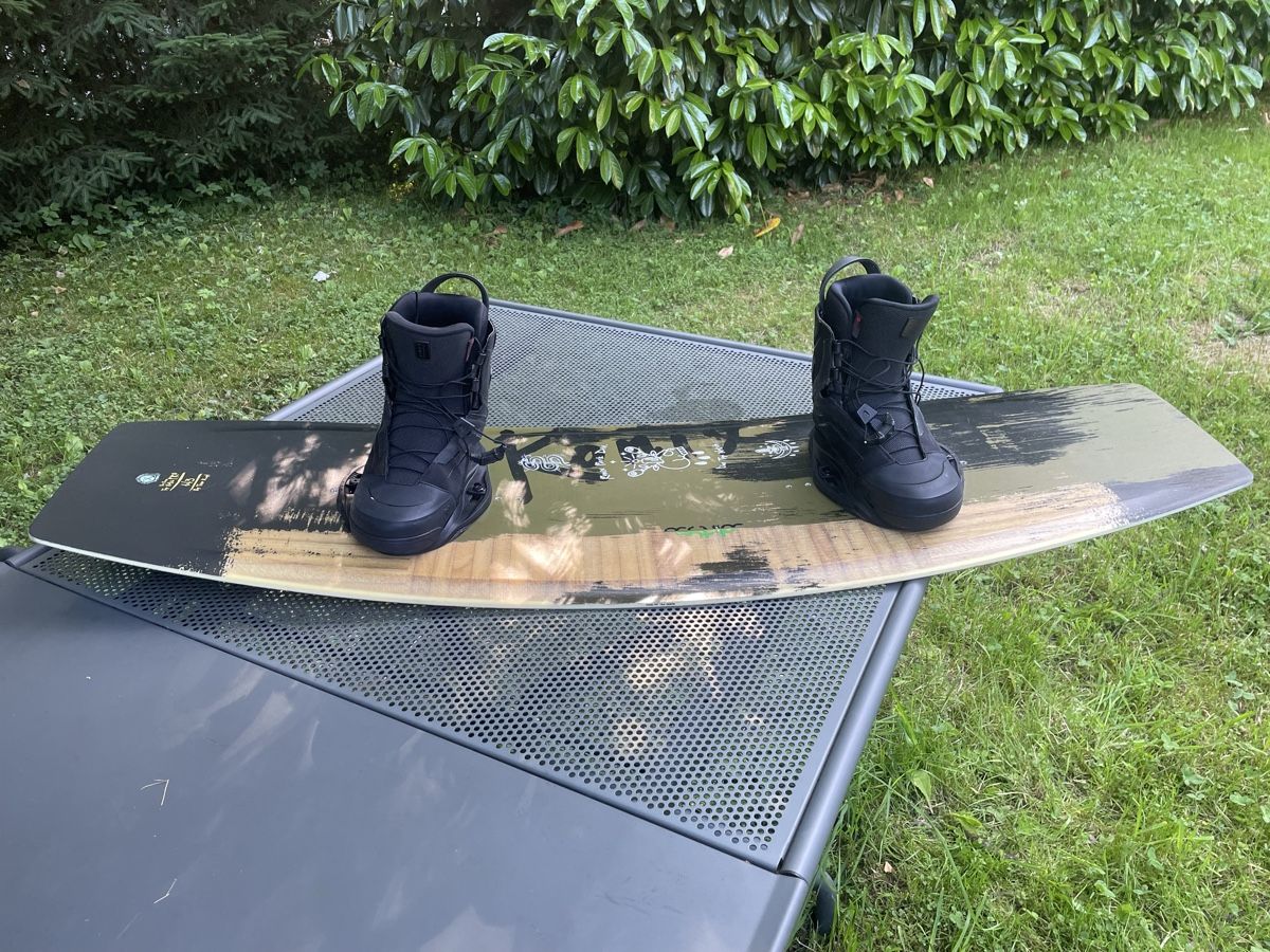 Ronix Tavole da surf e di nuoto: Planche Wakeboard Ronix 143cm Top Notch Pro + Fixations – Usato da Cressier FR venduto da lum_9t9v