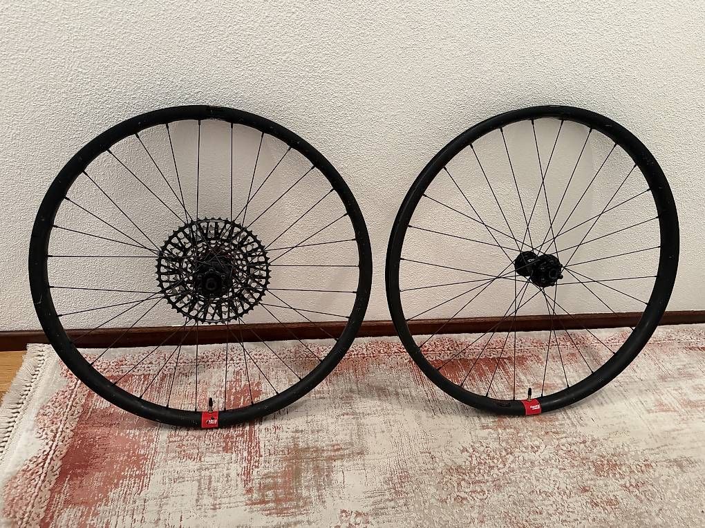 Pneus & Kompletträder: Reserve DH Mullet 29/27.5 i9 Carbon – Gebraucht aus Arosio von Bike-Nature-Velo
