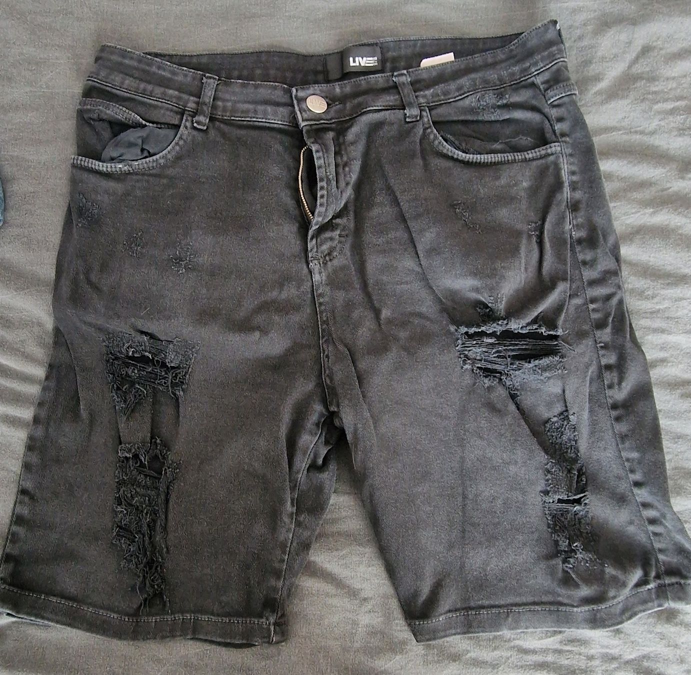 Jeans: Schwarze Destroyed Jeans Shorts – Usato da St. Gallen venduto da Riccardo_9200