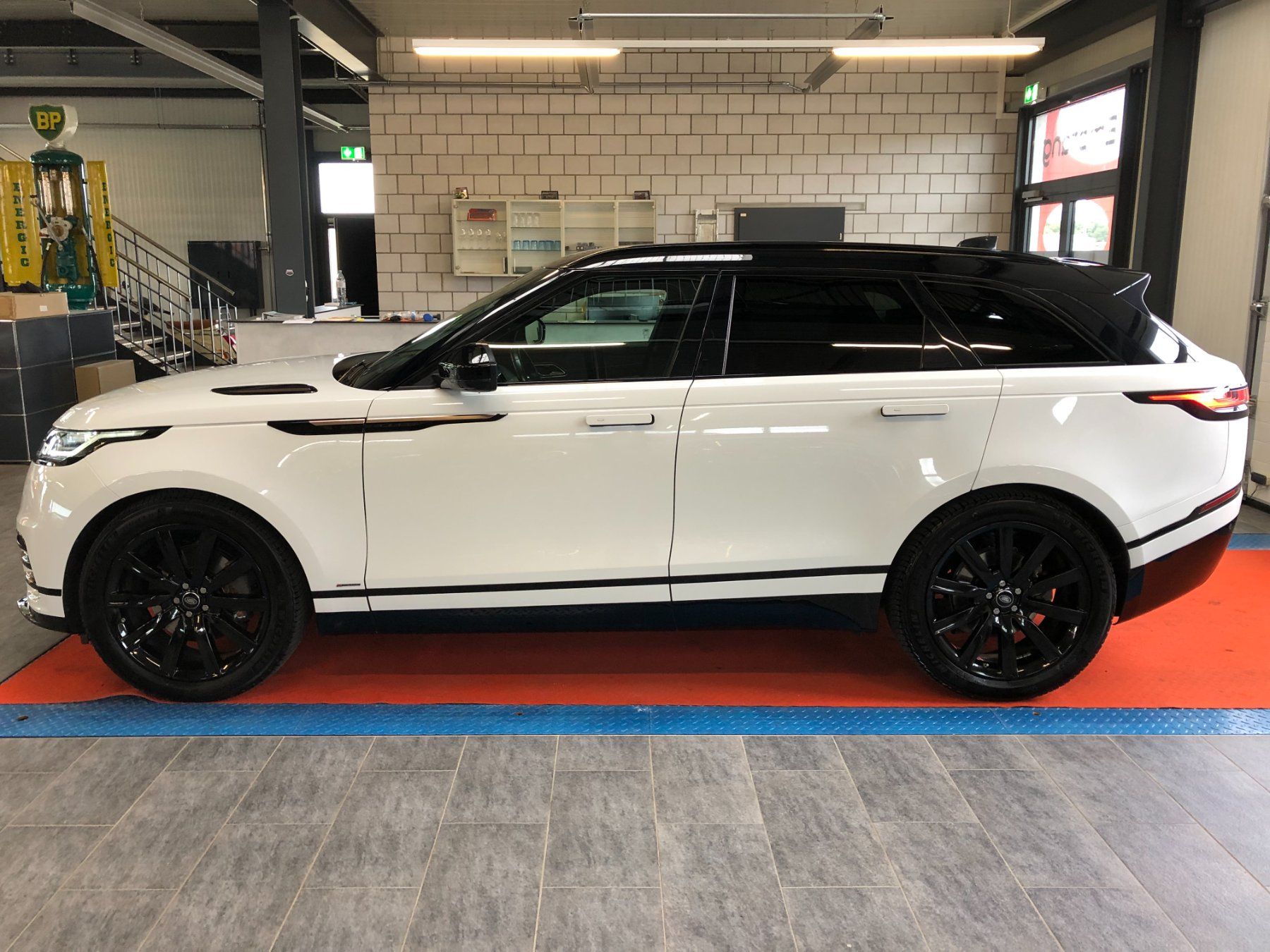Land Rover Automobili: LAND ROVER Range Rover Velar R-Dynamic D 300 S Automatic – Usato da Gampelen venduto da Steuer0 1