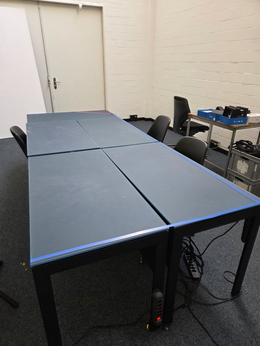 Tables: Tisch modular dunkelgrau mit Gebrauchspuren – D'occasion à Uster par lookandlisten 1