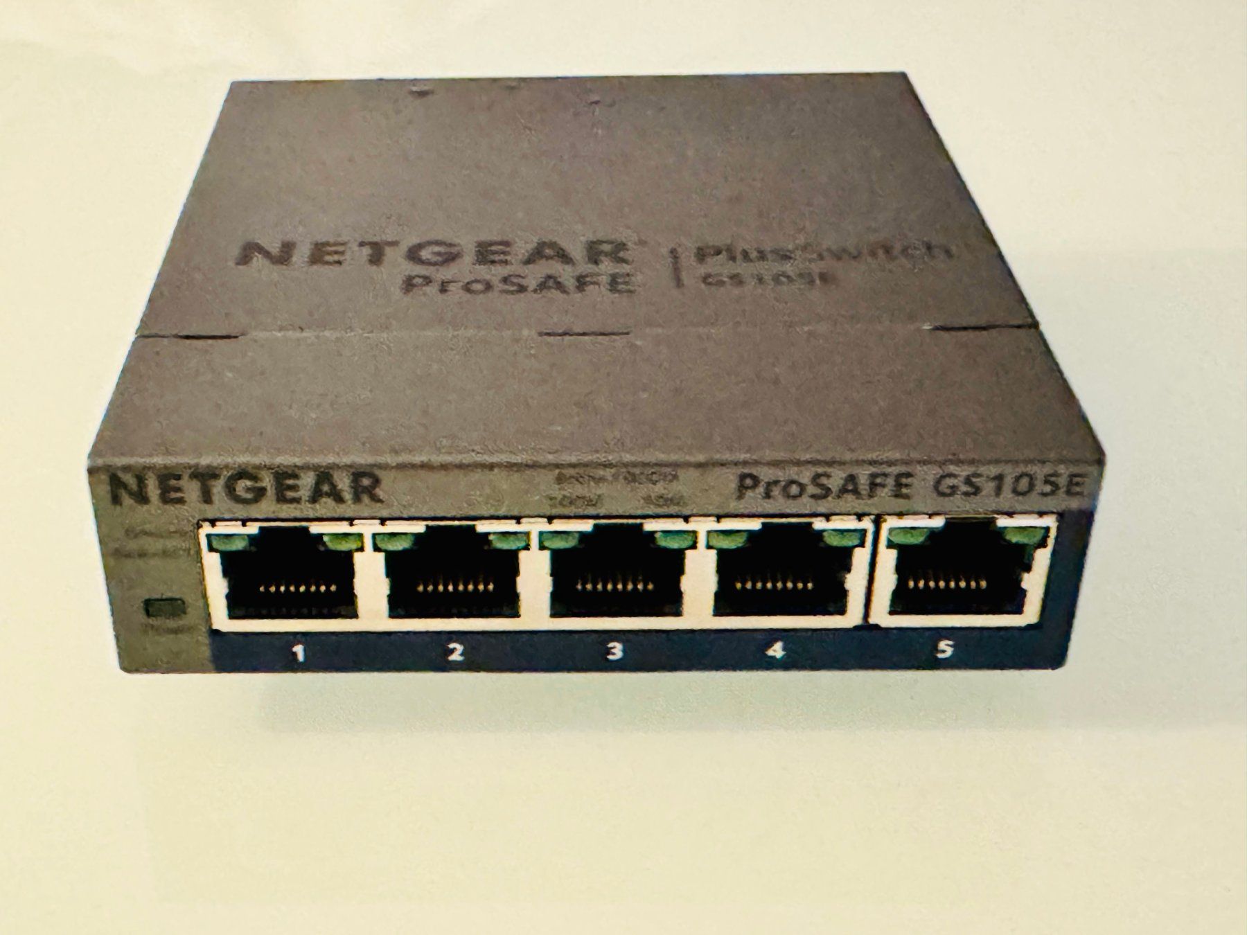 Netgear Hubs & Switches: NETGEAR ProSafe GS105Ev2 5-Port Gigabit Switch – Gebraucht aus Mörschwil von Nrohner