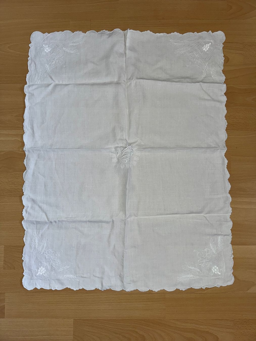 Altra biancheria da tavola: Wunderschöne besticktes Tischdeckchen – Usato da Grosswangen venduto da Second_hand_paradise