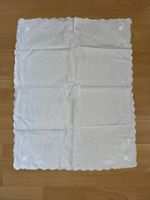 Wunderschöne besticktes Tischdeckchen