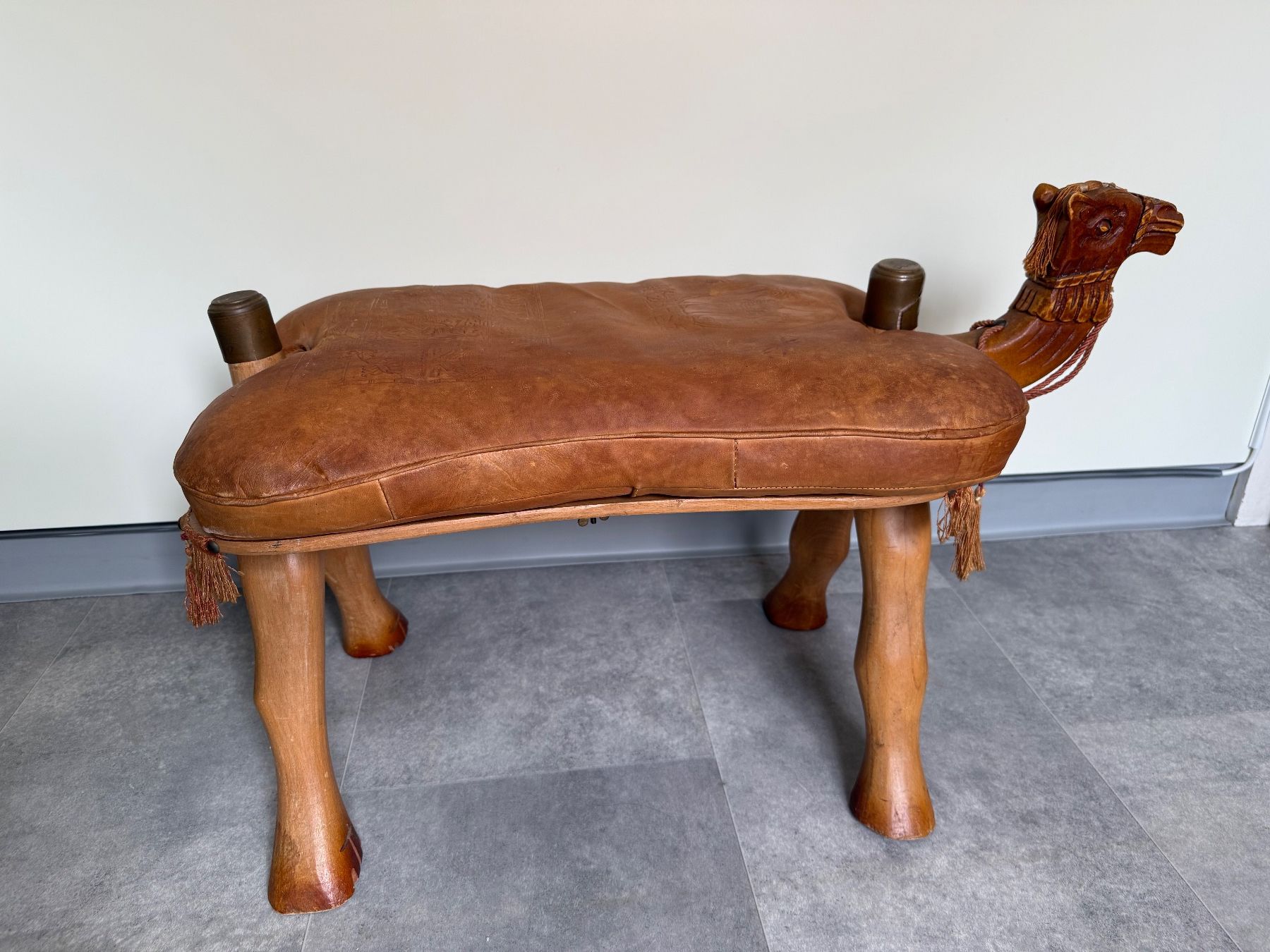 Sgabelli: Antiker Kamelhocker aus Leder, Vintage – Usato da Arbon venduto da mei_cnd6