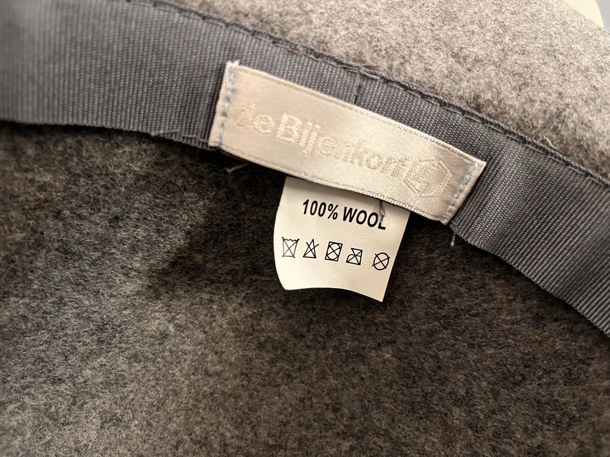 Copricapi, berretti & cappellini: Grey Wool Hat by de Bijenkorf. – Usato da Lausanne venduto da Danash 2