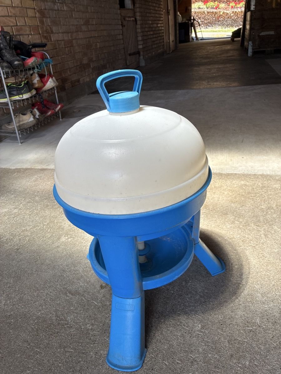 Cages, transport & sécurité: Wasserspender Hühner – D'occasion à Oberburg par mar_hl2j