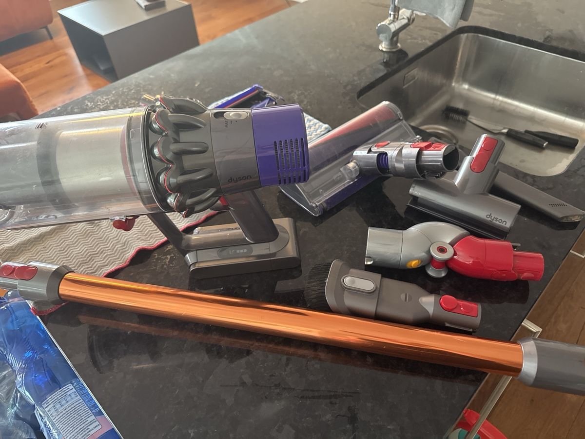 Dyson Staubsauger & Zubehör: Dyson Staubsauger  – Gebraucht aus Lengnau BE von mat_mw9v 4