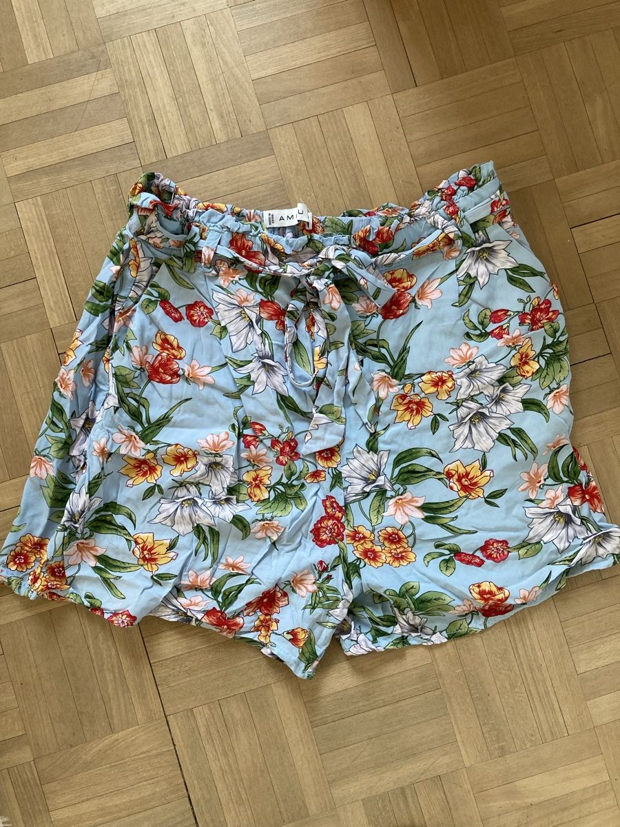 Pantaloni: Sommerliche Shorts mit Blumenmuster, Grösse 40 – Nuovo (secondo la descrizione) da Bäretswil venduto da Ki-Ja-S