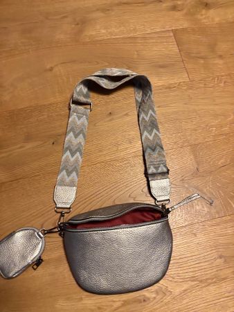 Silberne Hip Bag / Crossbody Tasche mit Zickzack Gurt & P...