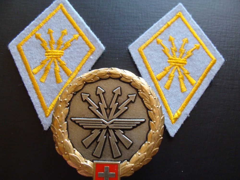 Pin's Fasnacht 1975 – Insigne Suisse – Thème Tourisme Et Villes – Métal