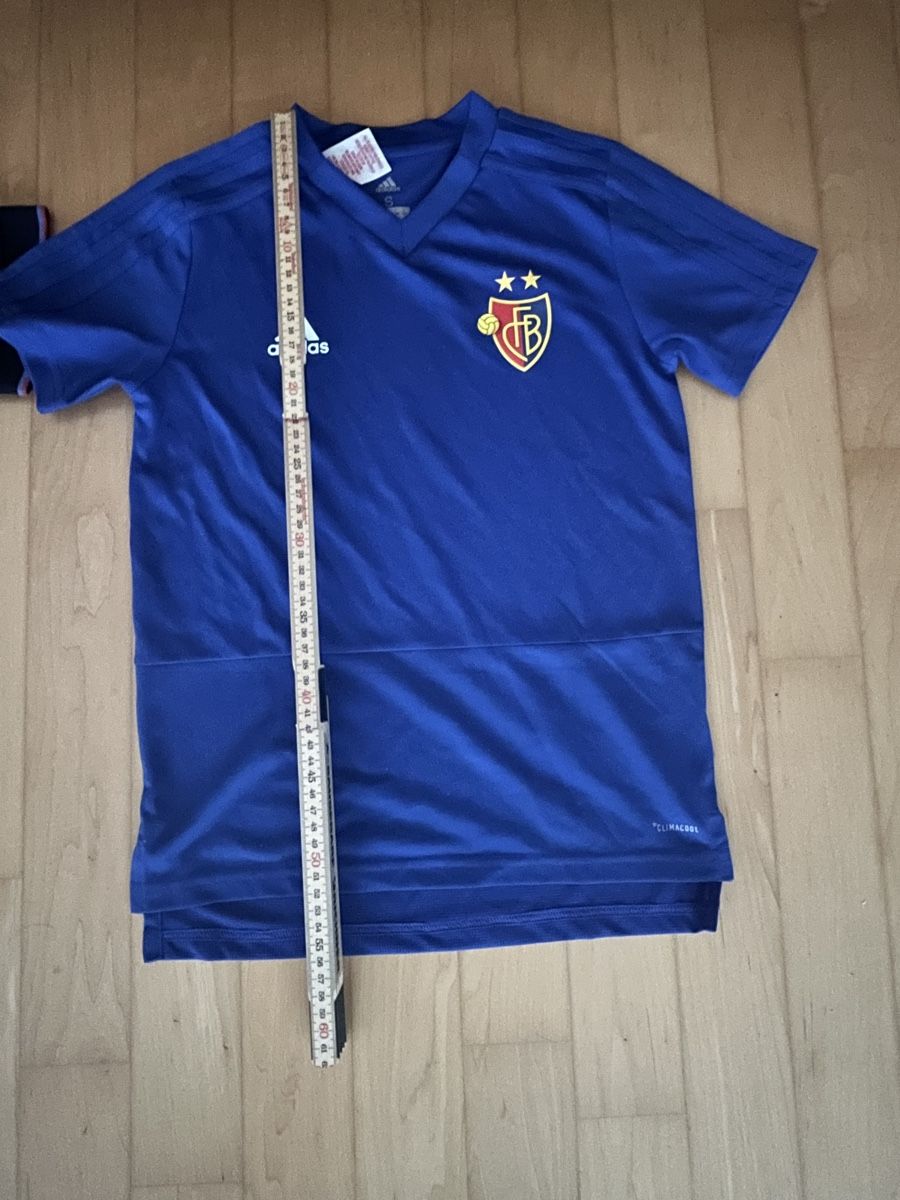 FC Basel Scarpe, pantaloni & magliette da ginnastica: FC Basel Trikots Macron Adidas.Grösse S -XXS – Usato da Allschwil venduto da Manolictus 6