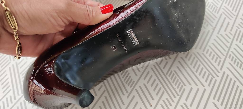 Scarpe da donna: Escarpins Minelli taille 38 vernies reflets bordeaux  – Usato da Versoix venduto da C0sm0p0l1t4n 2