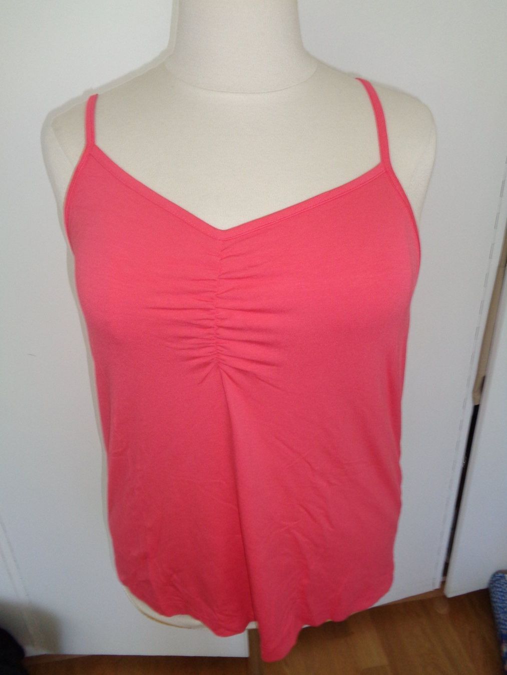 Tops: Top spaghetti framboise T. 48 – Neuf (Voir description) à Marin-Epagnier par Madja