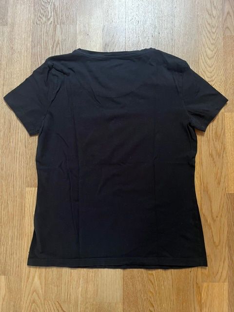Armani T-shirt: Schwarzes Shirt von Armani – Usato da Steinmaur venduto da Dyleila 1