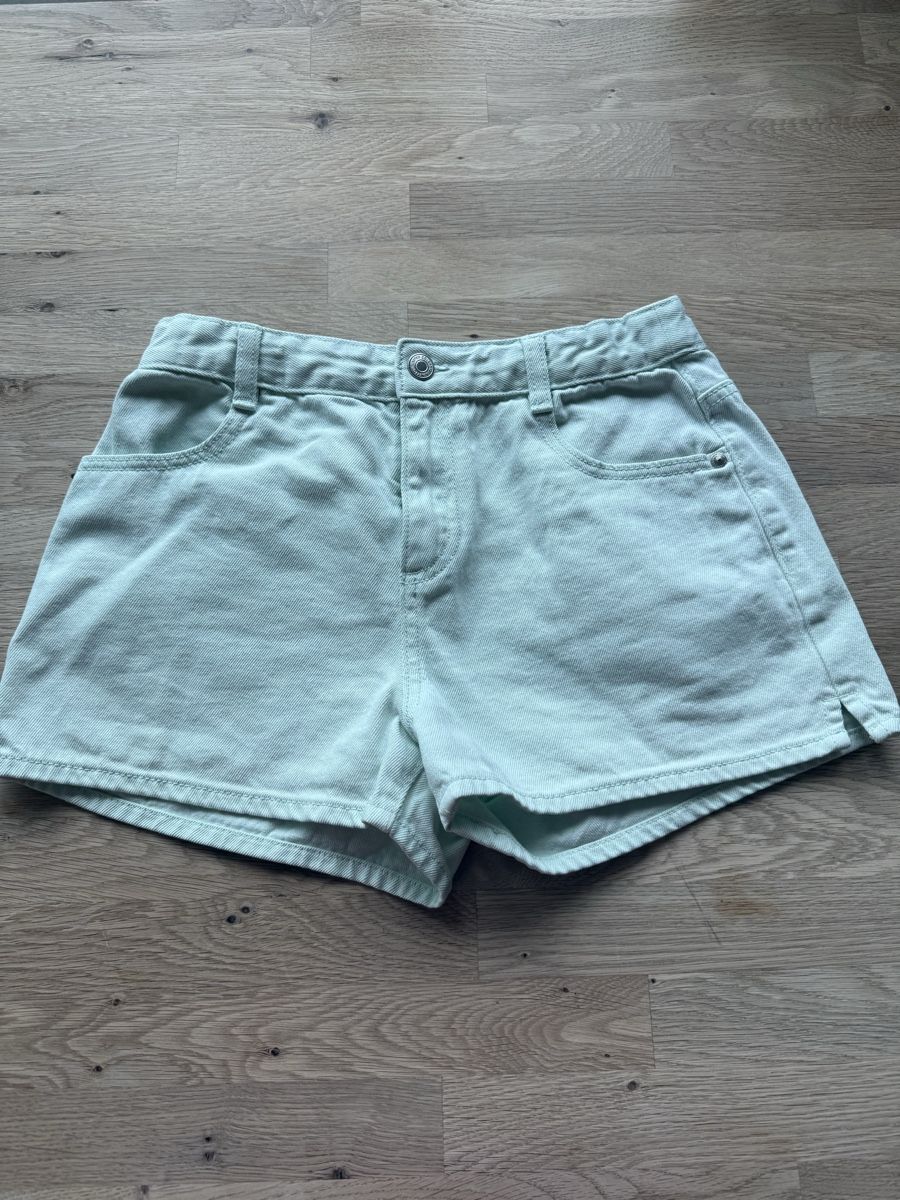 Benetton Pantaloni: Jeans Shorts – Usato da Luzern venduto da nad_nf8f
