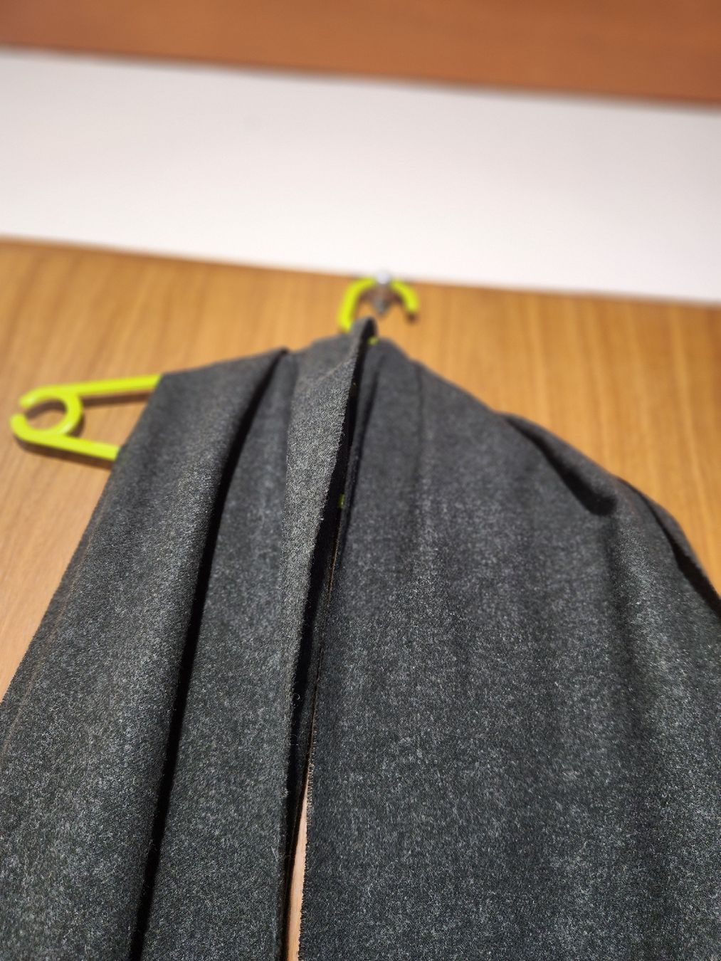Navyboot Foulard & Sciarpe: Écharpe Navyboot gris foncé avec franges – Usato da Niedergösgen venduto da Eva2410 2