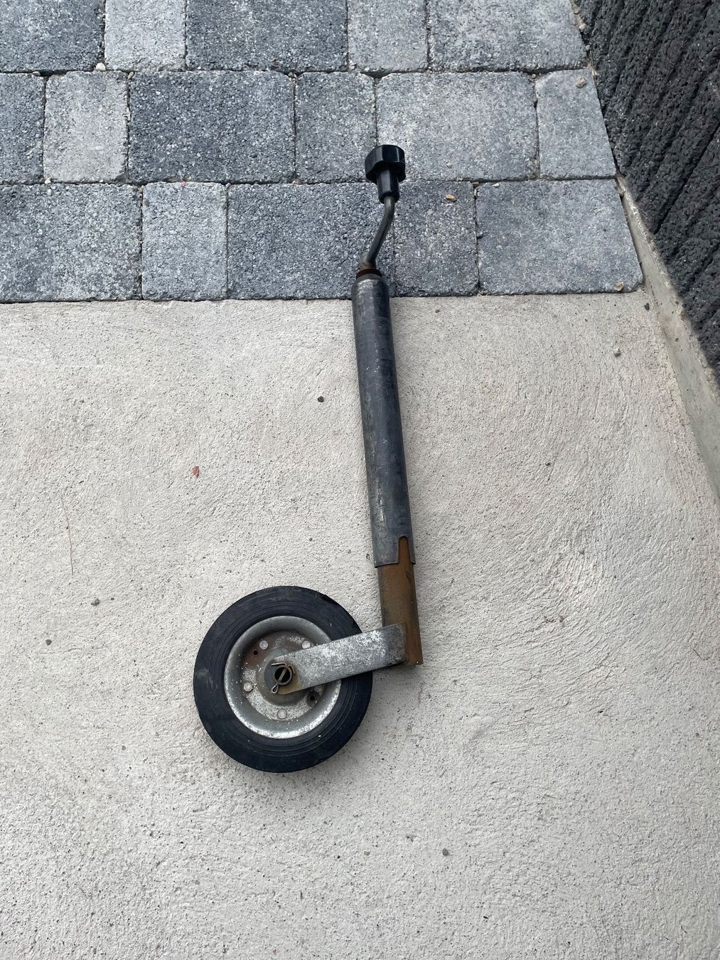 Pneus & Kompletträder: Stützrad zu Autoanhänger – Gebraucht aus Schötz von Herbie