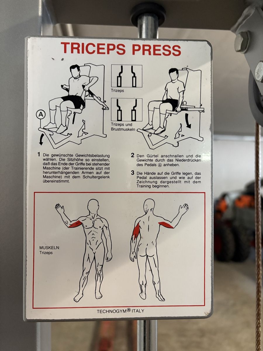 Technogym Vélos d'appartement: Technogym Triceps Press / Trizeps-Maschine / Studio-Qualität – D'occasion à Emmenbrücke par A1i 3