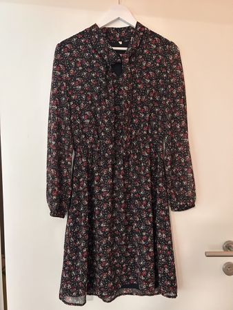 Elegantes Chiffon-Kleid mit Blumenmuster, Grösse 38