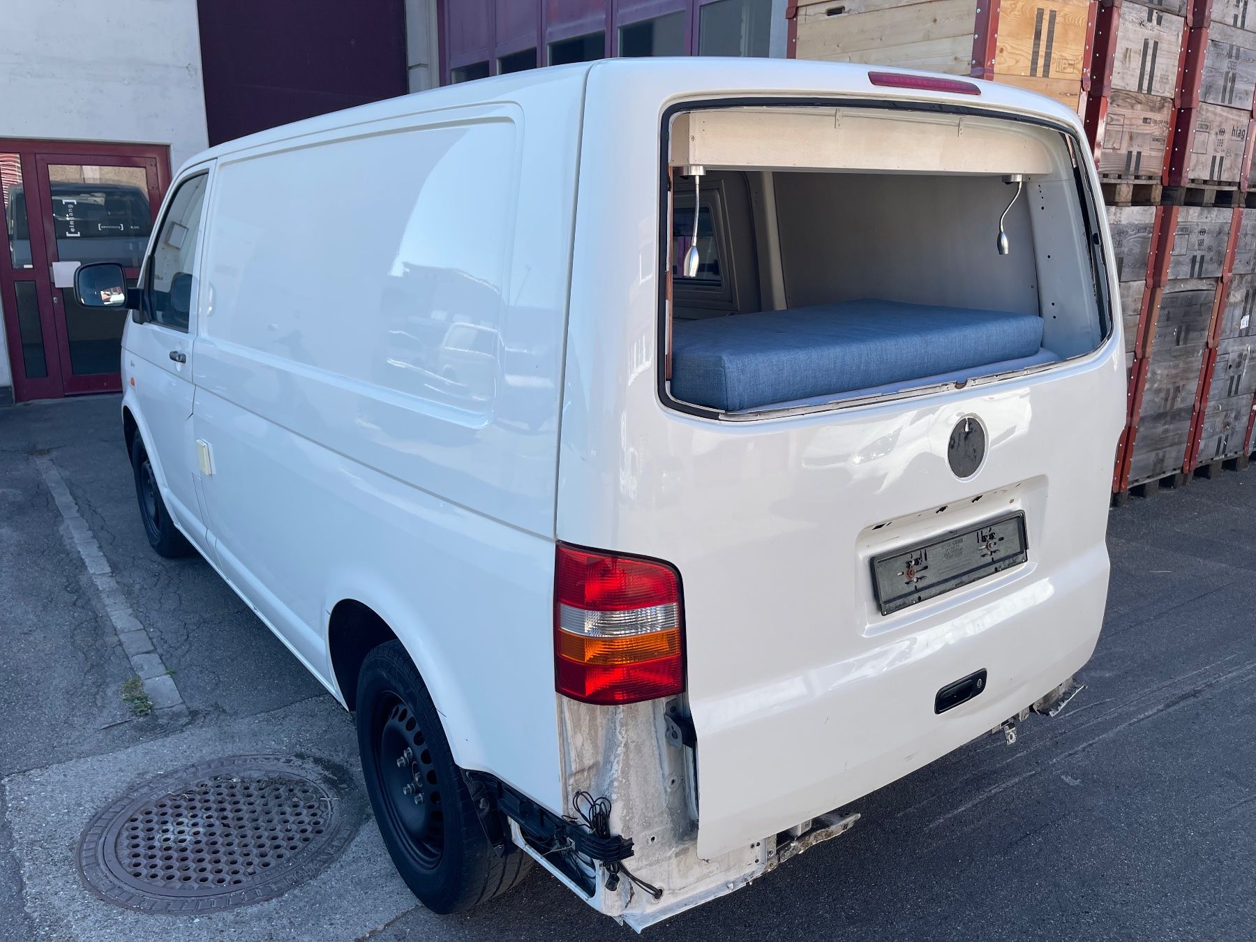 VW Camping Fahrzeuge: VW T5 Camper Wohnmobil Unfall – Gebraucht aus Winterthur von CamperBau 1