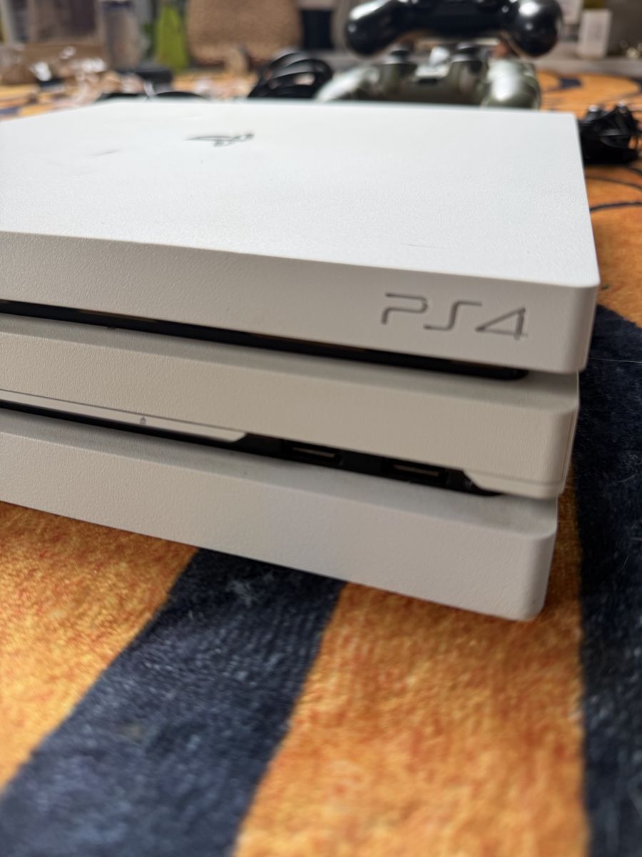 Sony Console: Weisse Playstation 4 Pro mit 2 Controller + Zubehör! – Usato da Hombrechtikon venduto da mar_fbp2 2